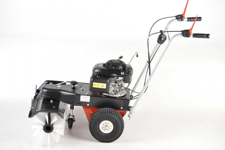 Kehrmaschine KM-700 mit Schneeräumschild