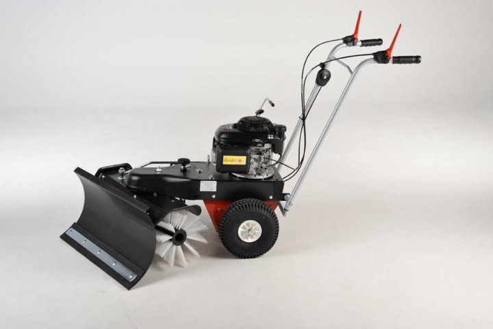 Kehrmaschine KM-700 mit Schneeräumschild