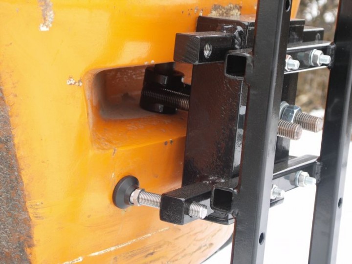 Zugmaulhalterung am Stapler angebracht