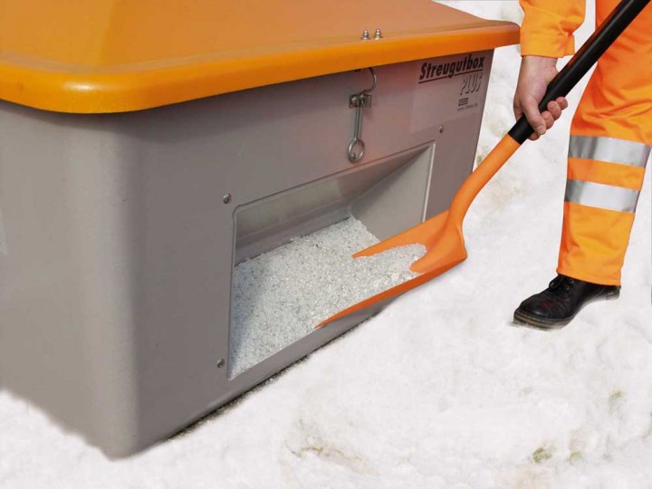 Streugutbehälter bei der Entnahme von Streusalz